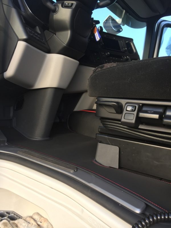 Kunstleder Fußmatten Glatt/Gesteppt passend für SCANIA R New Generation Beifahrersitz Luftgefedert unter die Leisten