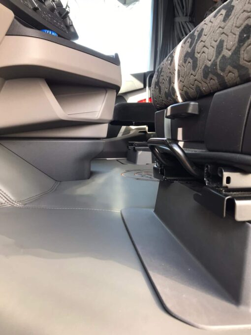 Kunstleder Tunnel Glatt/ Gestickt passend für SCANIA S New Generation Beifahrersitz Klappstuhl mit Kleiner Abdeckung – Bild 8
