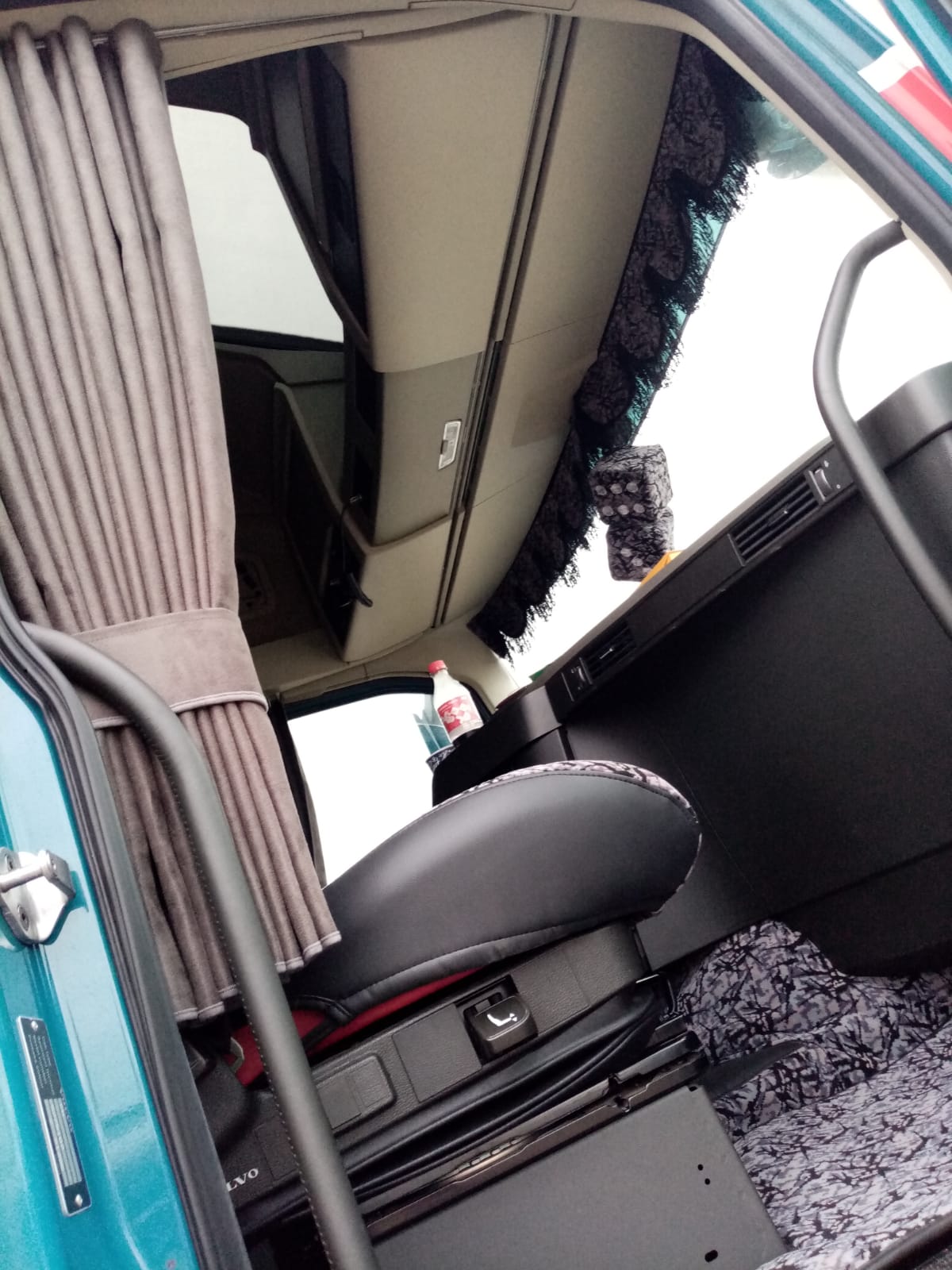 LKW Scheiben Gardinen mit Kunstlederkante passend Volvo FH4