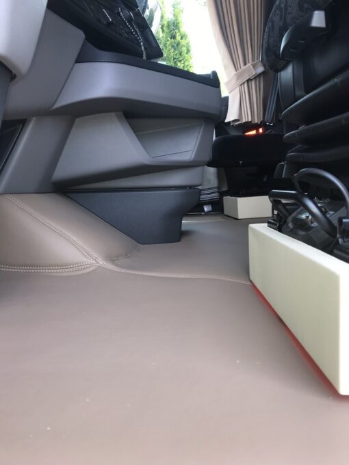 Sitzsockelverkeidung Holz/Kunstleder passend für SCANIA R New Generation Beifahrersitz Klappstuhl – Bild 3