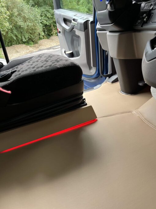 Exklusiv Sitzsockelverkleidung Schräg passend für Scania R/S New Generation und Scania R BJ ab 2009-2016 Klappstuhl – Bild 5
