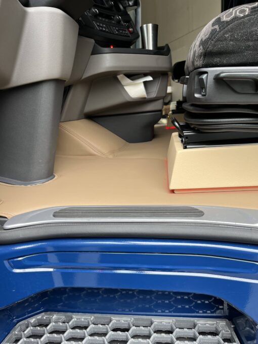 Exklusiv Sitzsockelverkleidung Schräg passend für Scania R/S New Generation und Scania R BJ ab 2009-2016 Klappstuhl – Bild 6