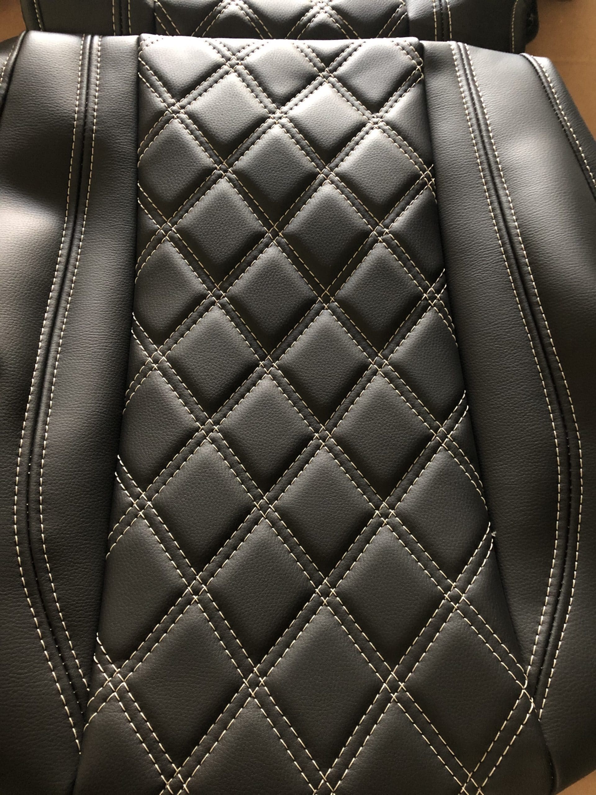 Komplett Sitzbezüge aus Stoff in der Mitte und weißes Leder an den
