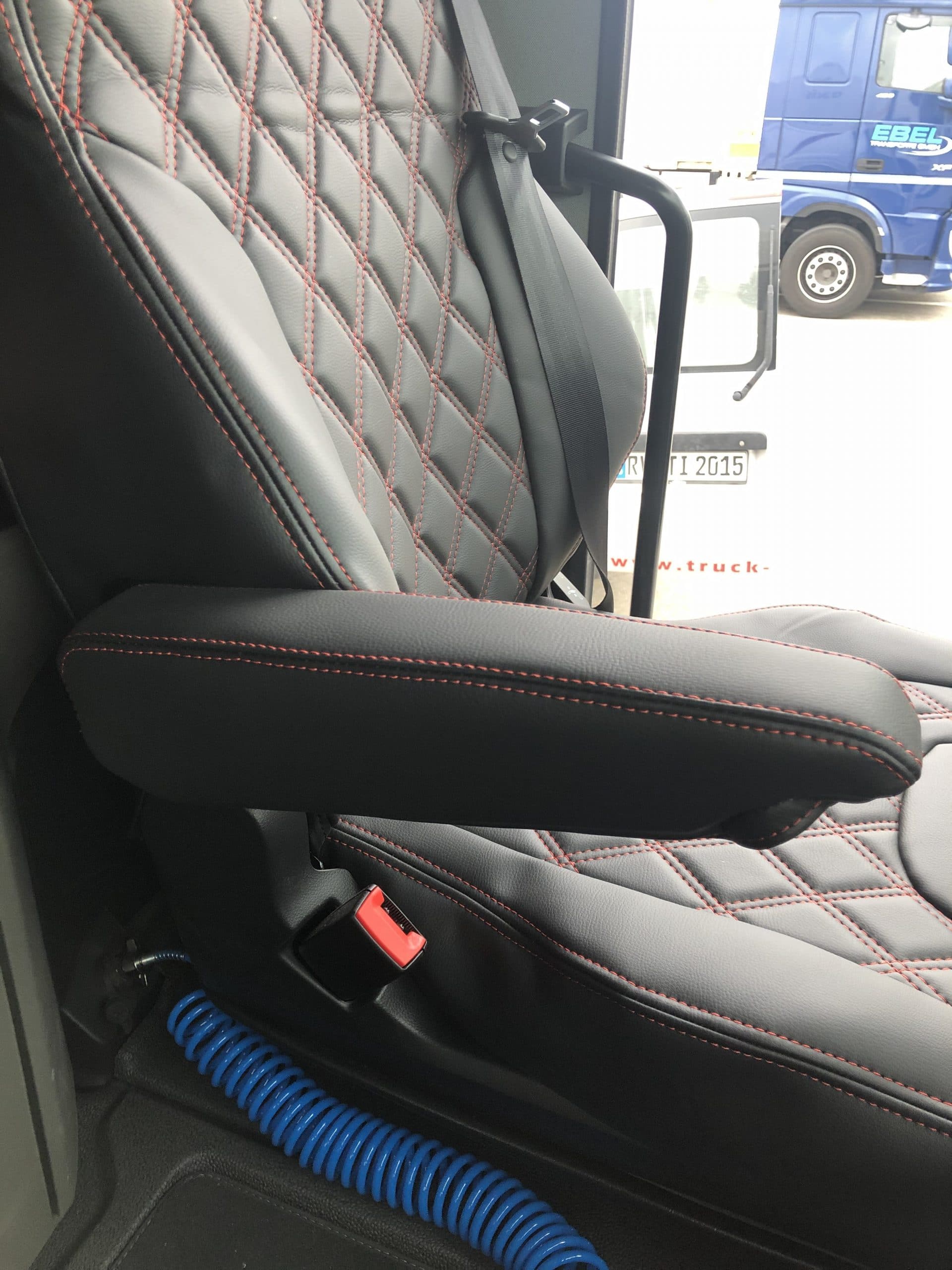 Einbau Sitzbezüge passend für MAN TGX Bj ab 2020 – LKW Innenausstattung.  Verkleidung und Einrichtung von LKW Kabinen