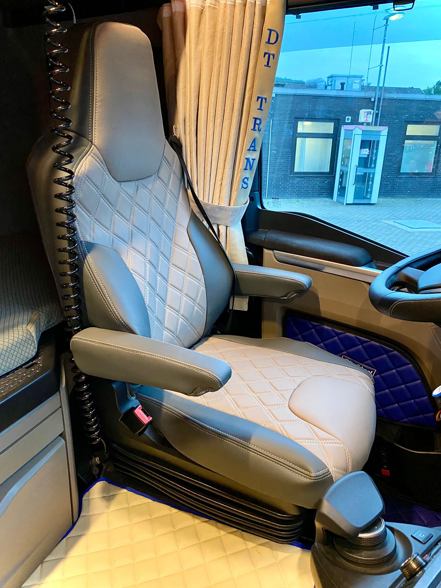 Einbau Sitzbezüge passend für MAN TGX Bj ab 2020 – LKW Innenausstattung.  Verkleidung und Einrichtung von LKW Kabinen
