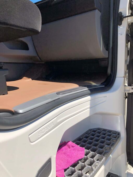 Exclusive Einbautunnel passend für SCANIA/ S Beifahrerseite Klappstuhl – Bild 5