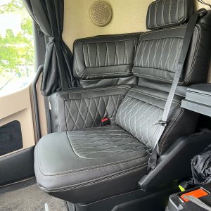 Sitzbezüge passend für ACTROS MP4/5 Beifahrersitz mit Sitzecke – 8 cm Kopfstütze