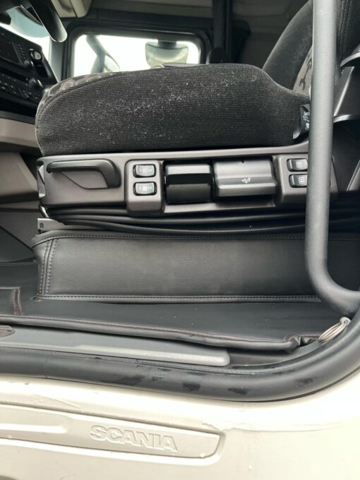 Sitzsockelverkleidung passend für Scania R/S New Generation Fahrersitz Luftgefedert, Beifahrersitz Klappstuhl mit Klipp – Bild 5