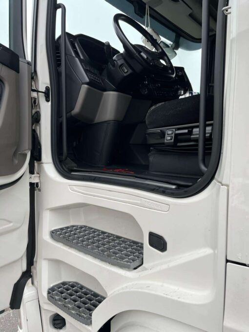 Sitzsockelverkleidung passend für Scania R/S New Generation Fahrersitz Luftgefedert, Beifahrersitz Klappstuhl mit Klipp – Bild 4
