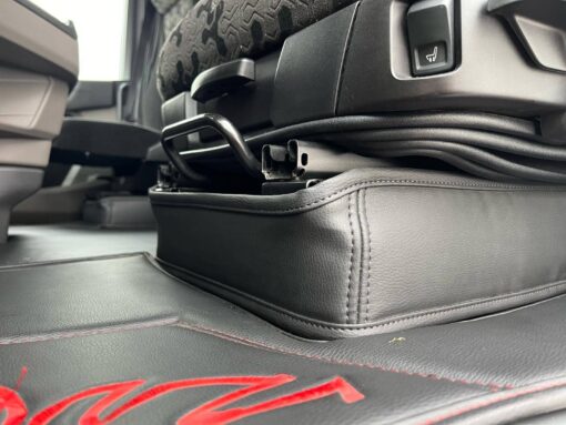 Sitzsockelverkleidung passend für Scania R/S New Generation Fahrersitz Luftgefedert, Beifahrersitz Klappstuhl mit Klipp – Bild 3