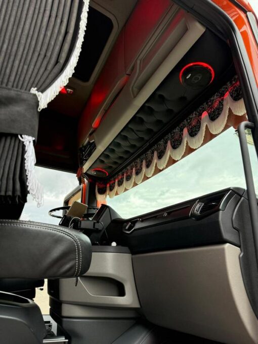 Sonnenblendeabdeckung passend für Scania R/S geknöpft mit 2 oder 4 Lautsprechern – Bild 4