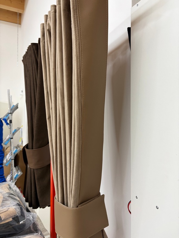 Gardinen mit Kunstlederkante passend für alle LKW / Universal / Velour Gardinen mit Kunstlederkante passend für alle LKW / Universal / Velour – Bild 2